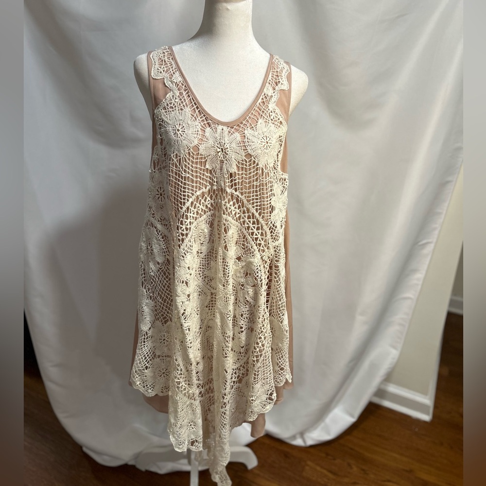 ROMEO & JULIET COUTURE dress crocheted lace front and beige back in Large NWOT